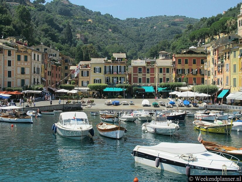 Portofino is zo mooi dat delen ervan zijn nagebouwd in amusementsparken in Japan en in de VS. Tip: Bezoek het echte Portofino aan de Italiaanse Rivièra.