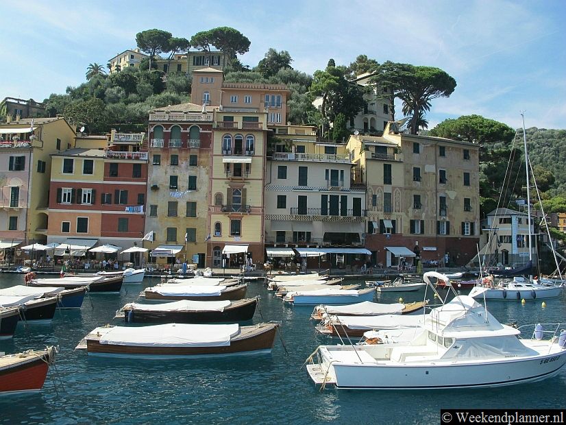 In de haven van Portofino kun je op verschillende plaatsen boten en kano's huren om daarmee langs de kust te varen. Je kunt natuurlijk ook met de veerboot langs de kust varen.