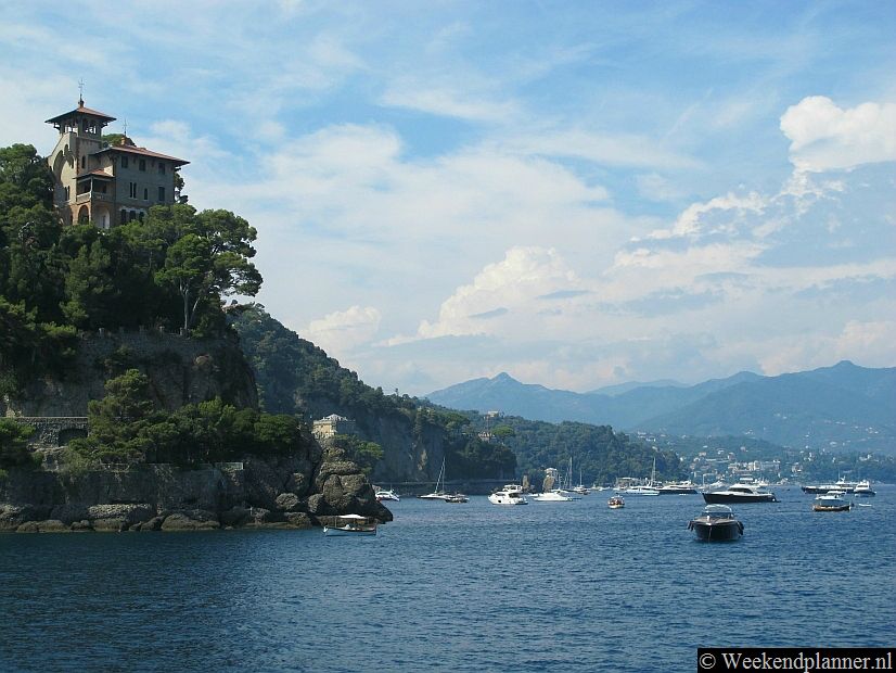 De kust tussen Portofino en Rapallo is prachtig. Bij Portofino staan veel villa's en hier en daar zijn kiezelstrandjes. Tip: De mooie kust van de Italiaanse Rivièra.