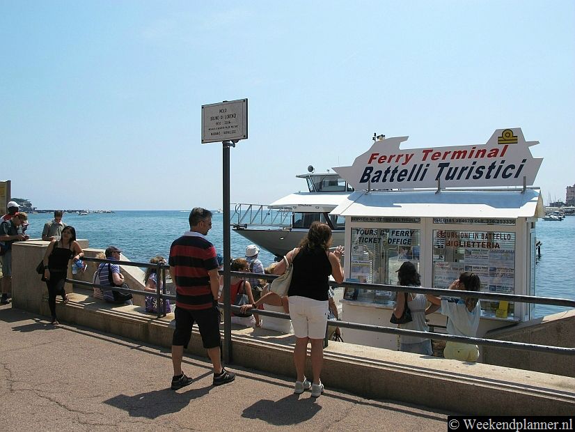 Vanuit de badplaats Rapallo kun je met een veerboot naar drie prachtige plaatsen aan de kust varen. Je hoeft niet te reserveren want ieder kwartier vertrekt er een boot. Tip: De veerboot van Rappalo naar Portofino.