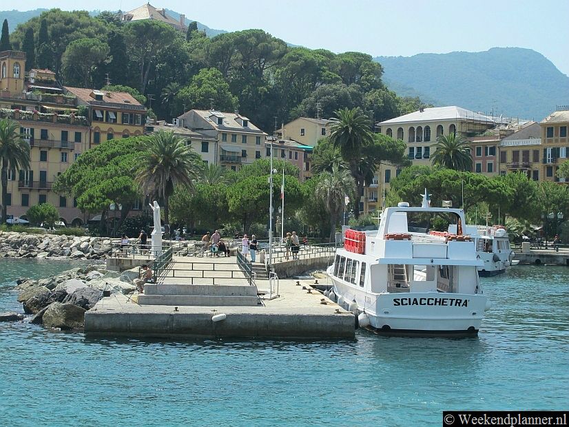Een veerboot in de haven van de badplaats Santa Margherita.Tip: De veerboot van Rappalo naar Portofino.
