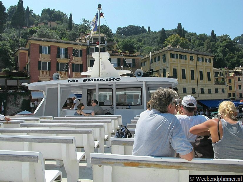Na tien minuten kom je in de vissersplaats Portofino. De haven van Portofino ligt in een inham en is omringt door bergen.Foto's van een bezoek aan Portofino.