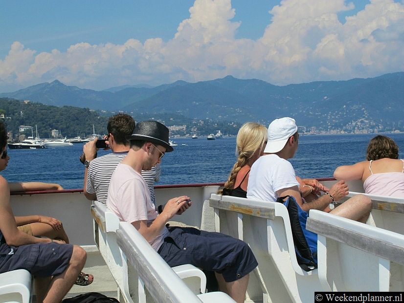 De veerboot vaart vanuit de haven van Portofino verder naar het afgelegen middeleeuwse klooster San Fruttuoso. Je kunt alleen met de boot of lopend San Fruttuoso bereiken.Tip: De baai van San Fruttuoso.