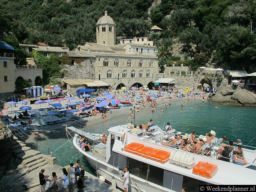 In het middeleeuwse klooster San Fruttuoso is een restaurant gevestigd en er is een museum. Rondom zijn enkele kleine cafés met terras. Op het strand kun je een strandstoel huren. Je kunt teruglopen naar Portofino of een boot terugnemen.Foto's van een bezoek aan het klooster klooster San Fruttuoso.
