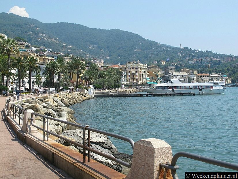 Langs de brede promenade van Rapallo zijn veel hotels en restaurants met een terras. Op de foto zie je de aankomst van de veerboot uit Santa Margherita Ligure, Portofino en San Fruttuoso.Tips: De veerboot van Rapallo naar Portofino.