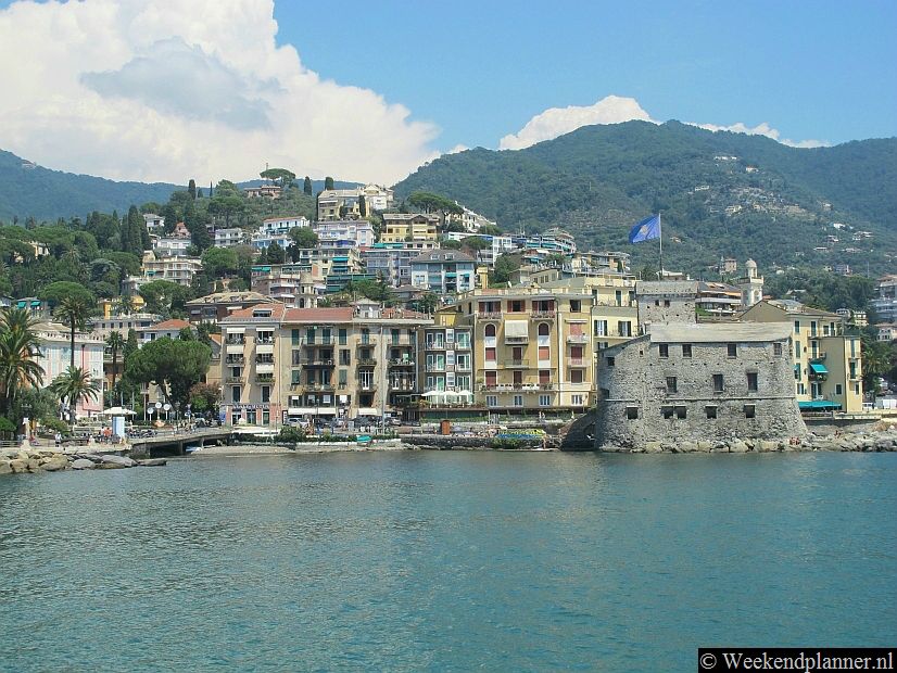 Rapallo is één van die mooie badplaatsen aan de kust van Ligurië, niet ver van Genua. Rechts ligt Castello di Rapallo, een middeleeuws kasteel bij de promenade. Tips: De attracties van Rapallo.