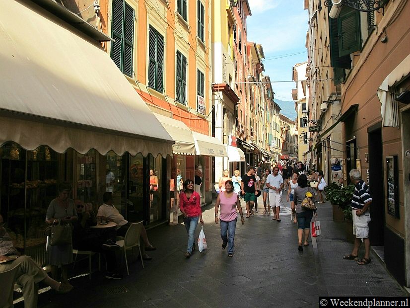 De winkelstraat Via Mazzini loopt evenwijdig aan de promenade. Veel winkels in Rapallo zijn overigens tussen 12.00 en 14.30 uur gesloten.Tips: De winkelstraten in Rapallo.