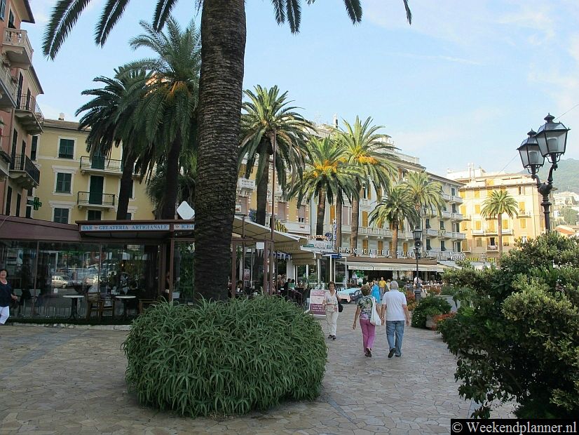 Op de promenade staan palmbomen en de restaurants en hotels zijn hier veelal in Art Nouveau stijl gebouwd.Tips: De mooiste hotels van Rapallo.