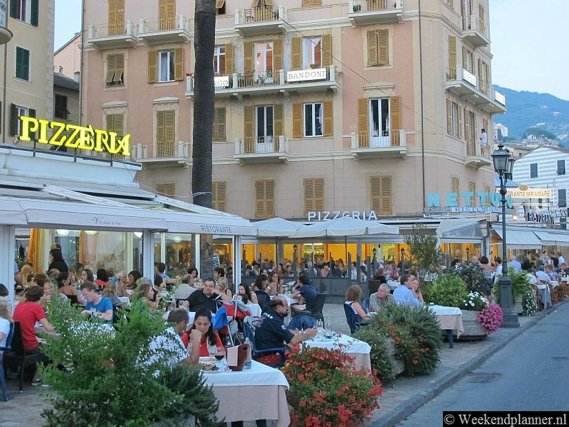 In de avond stromen de vele terrasjes langs de promenade vol.Tips: De  attracties van Rapallo.