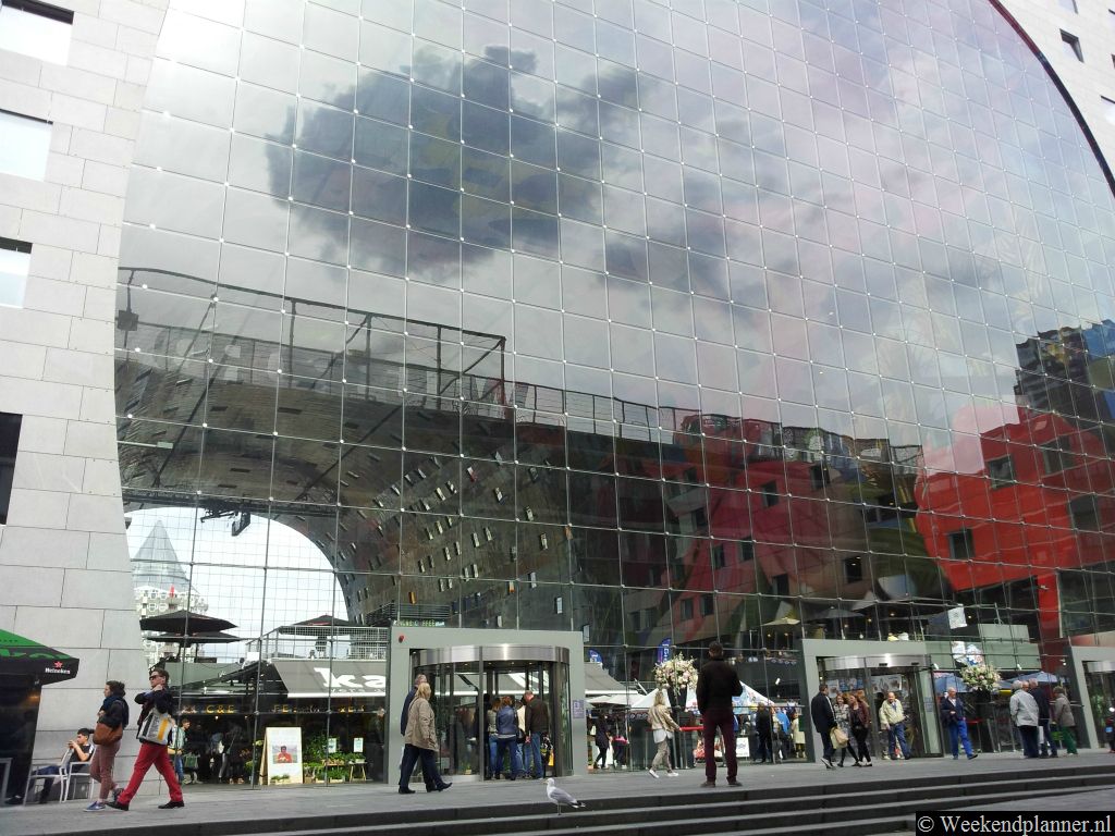 De Nieuwe Markhal van Rotterdam ligt vlakbij de Koopgoot en Station Blaak. Onder de Markthal ligt een ruime parkeergarage. Adres:  Ds. Jan Scharpstraat 298, Rotterdam.Tip: Een weekend in Rotterdam.
