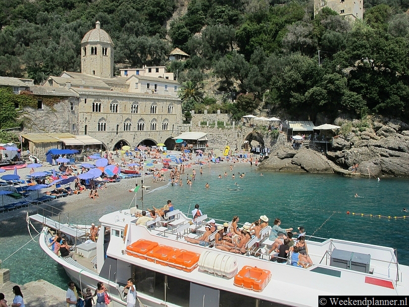 San Fruttuoso is één van de meest romantische plaatsen aan de kust van Ligurië. Op San Fruttuoso is een strandje waar je kunt zwemmen en er zijn een aantal beschutte terrasjes tegen de rotsen aangebouwd.