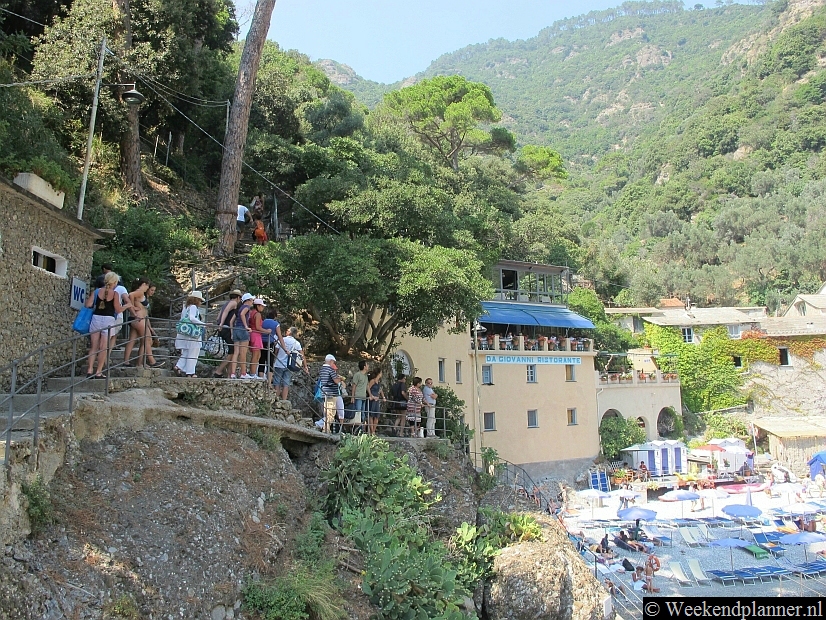 Rondom San Fruttuoso lopen paden de bergen in. Je kunt bijvoorbeeld door het omliggende natuurgebied naar het vissersdorp Portofino lopen.