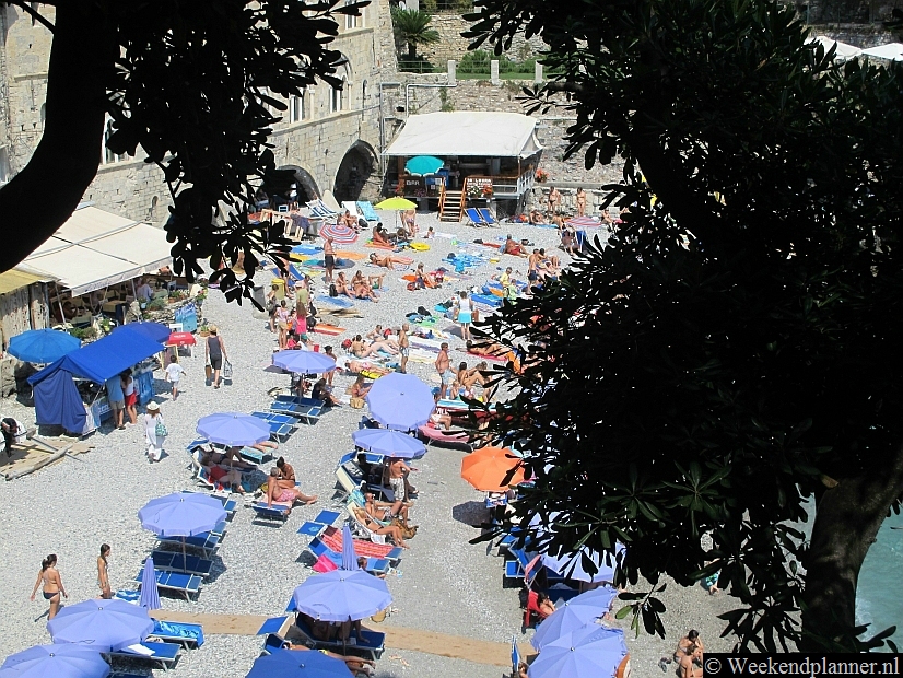 Bij het strand is een café waar je parasols en ligstoelen kunt huren voor ongeveer 20 euro per dag.