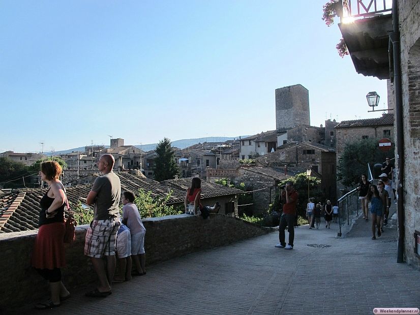 Vanaf de 13de-eeuwse stadsmuren heb je een prachtig uitzicht op het typische landschap van Toscane.Tips: Vakantie  in Toscane.