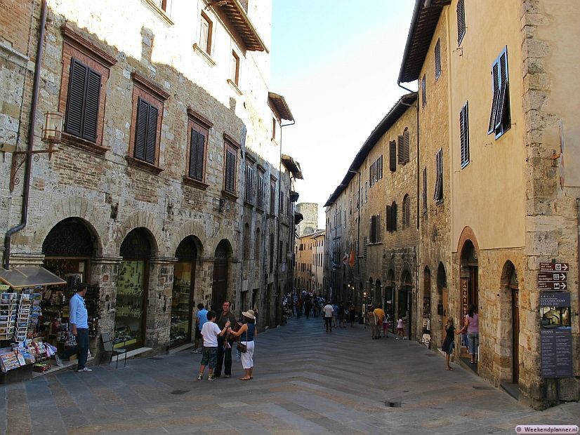 Overdag kunnen er heel veel toeristen in de stad  zijn maar tegen de avond gaan de meeste toeristen  weer weg. De stad en het omliggende Toscaanse landschap zijn de moeite waard om een paar dagen te bezoeken.