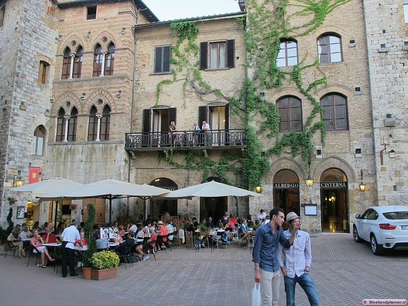 Aan de Piazza della Cisterna staan middeleeuwse gebouwen en torens. Er zijn enkele restaurants en hotels.Tips: Mooie hotels en villa's in San Gimignano.