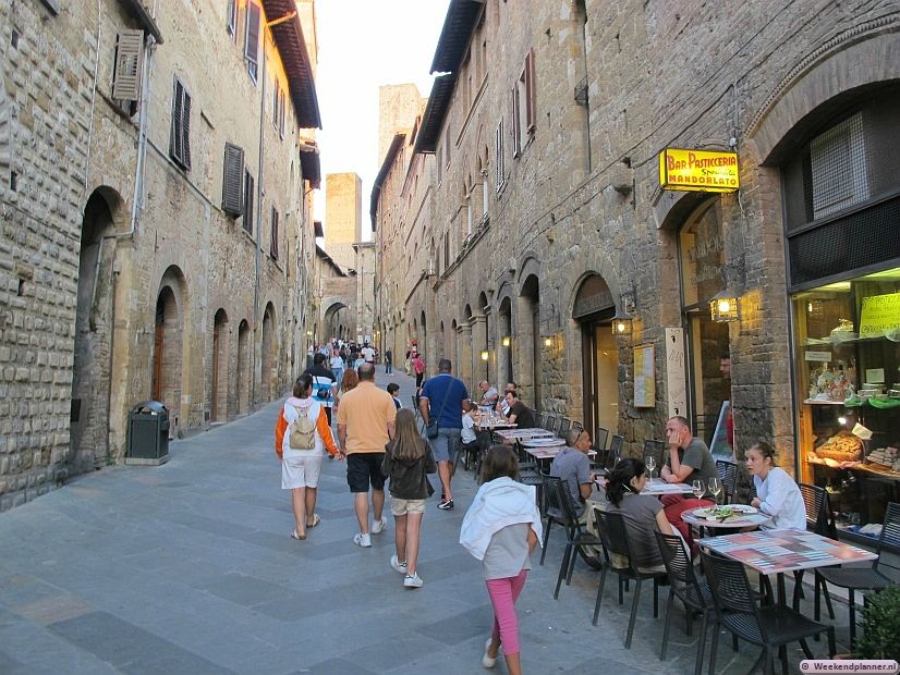 Bijna alle straten in San Gimignano lopen van de stadspoorten naar de pleinen Piazza Cisterna en de Piazza Duomo.