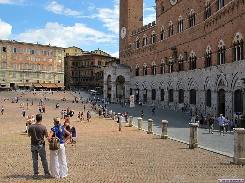 Het middeleeuwse centrum van Siena is één van de meest populaire toeristische trekpleisters van Toscane. Vooral het plein Piazza del Campo is wereldberoemd. Tips: De attracties van Siena.