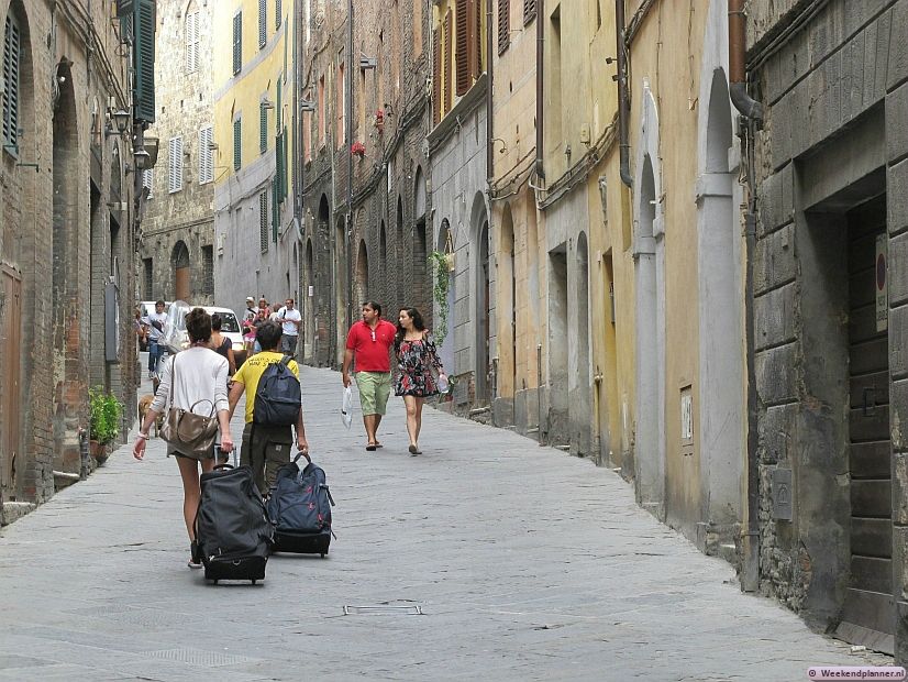 Een hotel in de binnenstad van Siena is romantisch maar parkeren is er niet mogelijk. Bij de stadsmuren zijn enkele hotels met een eigen parkeergarage. Tips: Mooie hotels en villa's in Siena.