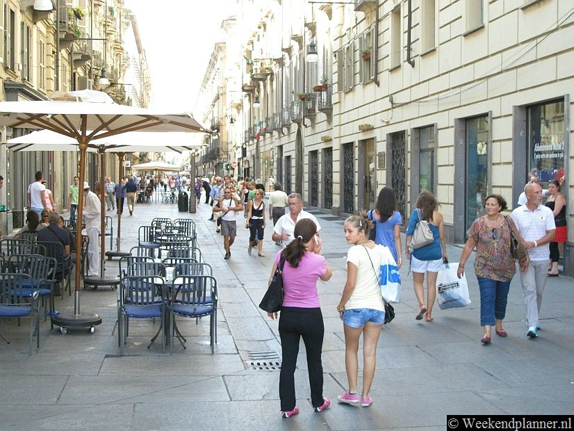 De lange winkelstraat Via Giuseppe Garibaldi heeft geen zuilengalerijen zoals veel andere winkelstraten in de binnenstad van Turijn. Vanaf  het  plein Piazza Castello is deze winkelstraat gemakkelijk te bereiken.Tips: Vakantie in Turijn.
