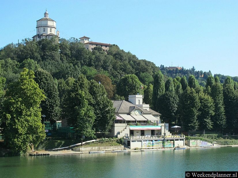Het uitzicht over de rivier de Po bij het  Piazza Vittorio Veneto. Hier vertrekken rondvaartboten en er zijn aan de andere zijde van de Po een aantal leuke restaurants. Je kunt er op het terras aan het water met uitzicht op de stad eten en drinken.Tips: Vakantie in Turijn.
