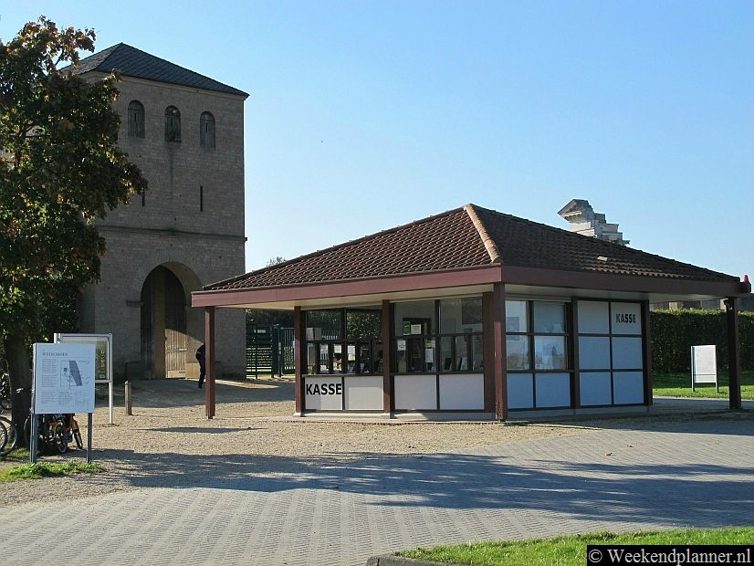 Op de plaats van de Romeinse havenstad Colonia Ulpia Traiana worden tegenwoordig opgravingen gedaan en gebouwen gereconstrueerd. Je kunt de Romeinse stad bezoeken in het huidige Archeologisch Park Xanten, kortweg APX genoemd.