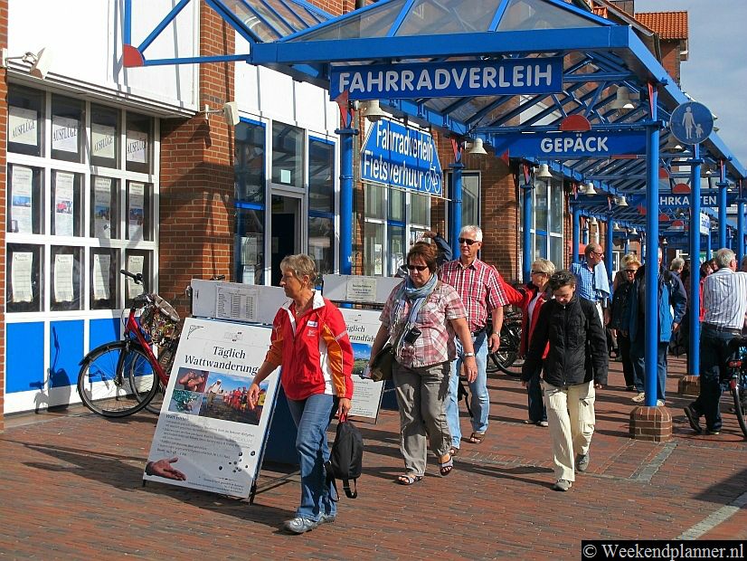 Op het station van Borkum kun je kaartjes kopen voor o.a. rondvaarten, rondritten en wadlooptochten. Ook kun je er fietsen huren.Foto's van de attracties van de stad Borkum.