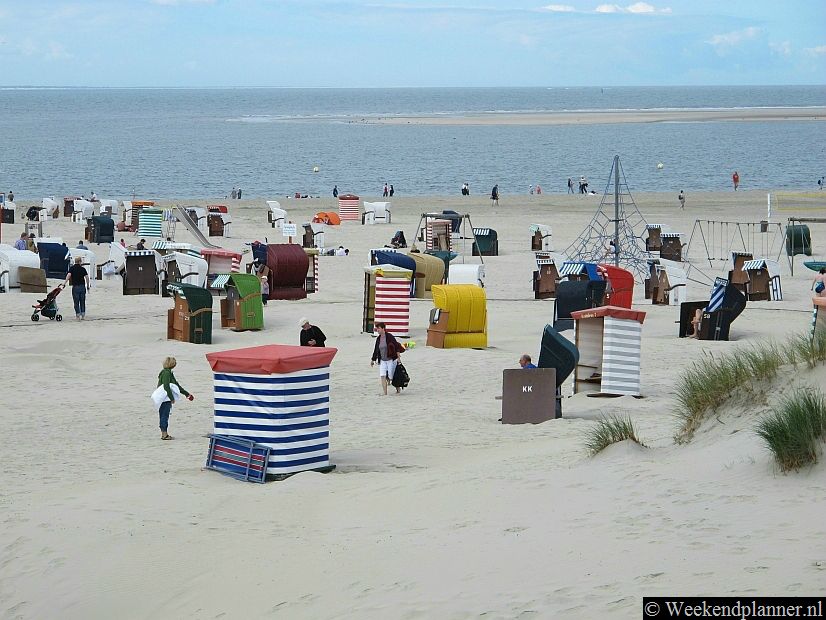 Het strand en de zee zijn uiteraard de belangrijkste attracties van Borkum. De zeelucht is er bijna vrij van pollen en ook het zeewater en het zonlicht maken het eiland tot een kuuroord.Tips: Het strand van Borkum.