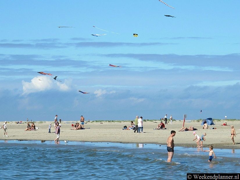Het water is dankzij de zandbank met de zeehonden rustig met weinig stroming en je kunt dus hier zwemmen. Op een deel van het strand kun je kiten en kitesurfen.Foto's van het strand van Borkum.