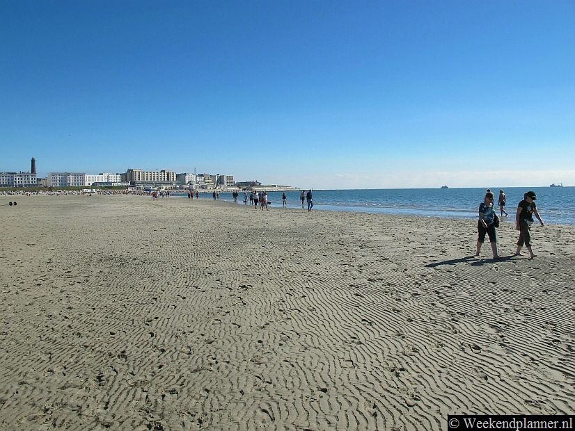 Borkum heeft een breed strand en als je van uitwaaien op het strand houdt dan heb je hier volop ruimte.Foto's van het strand van Borkum.