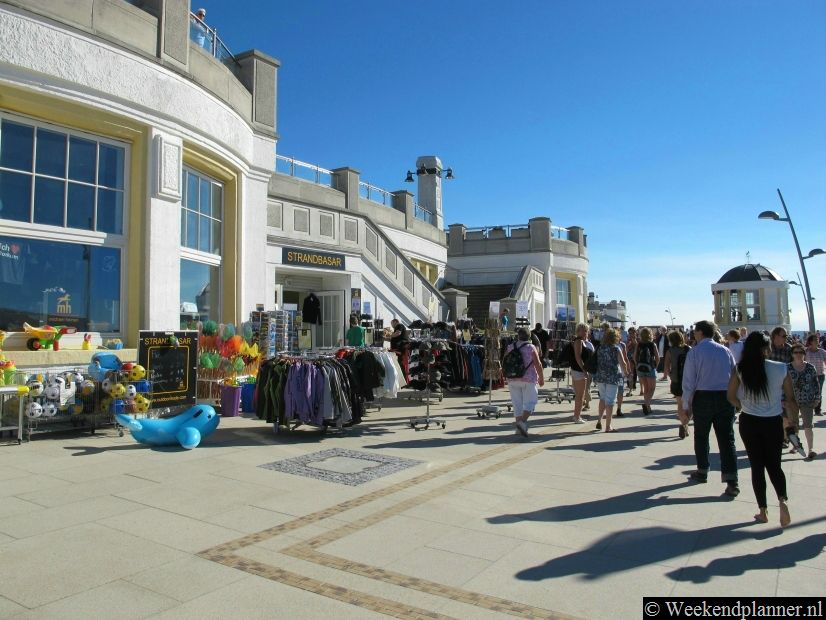 Dit is de boulevard bij het strand. Je kunt hier langs het strand wandelen en er zijn veel terrasjes.Foto's van de attracties van de stad Borkum.