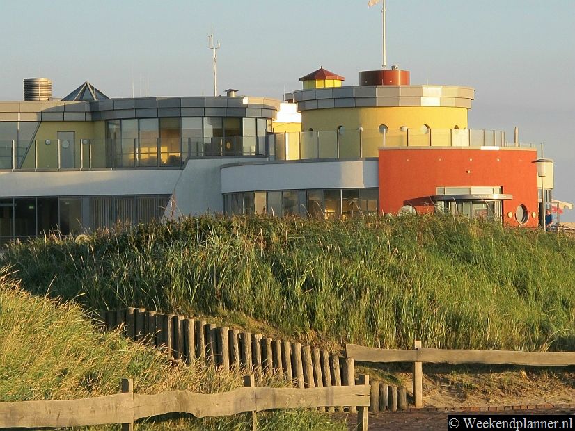 Op het eiland staat een groot wellness centrum aan de zee. Door het zwembad met verwarmd zeewater kun je op Borkum het hele jaar in zeewater zwemmen.Tips: Wellness in het kuuroord Borkum.