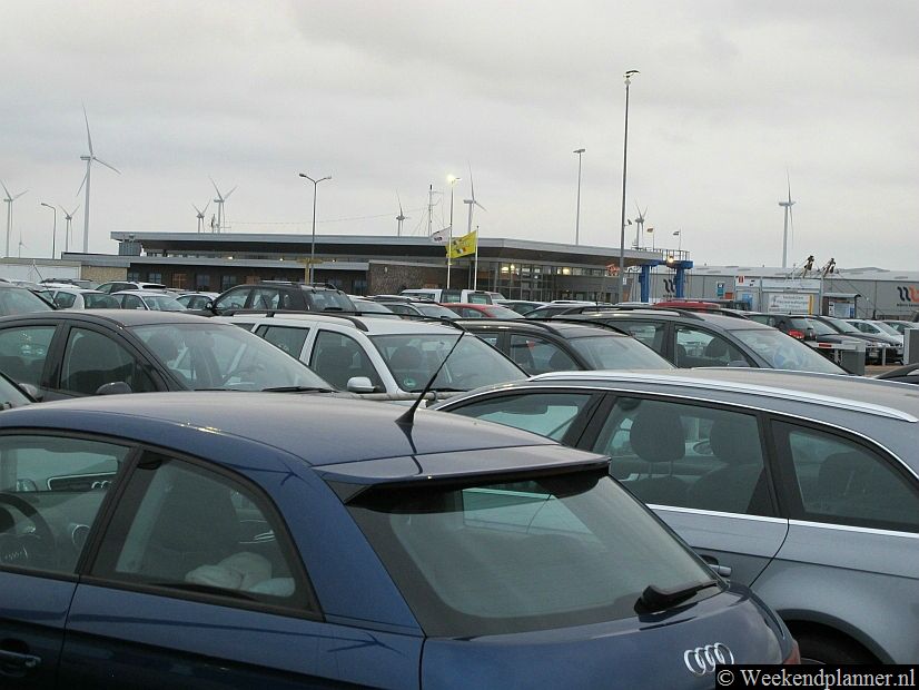 Er is bij de aanlegsteiger voldoende parkeerruimte. Op Borkum mag je niet autorijden dus het heeft weinig zin om je auto mee te nemen naar het eiland. 