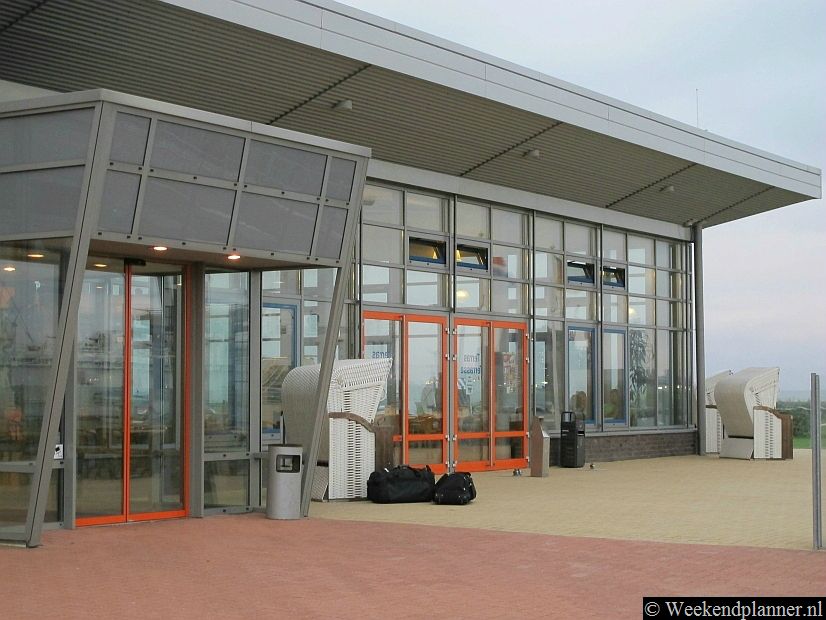 Vlakbij de ruime parkeerplaats en de aanlegsteiger ligt deze wachtruimte van rederij AG-EMS. Hier kunt u een kaartje kopen. Als voetpassagier hoef je niet te reserveren.Tips: De veerboten naar het eiland Borkum.