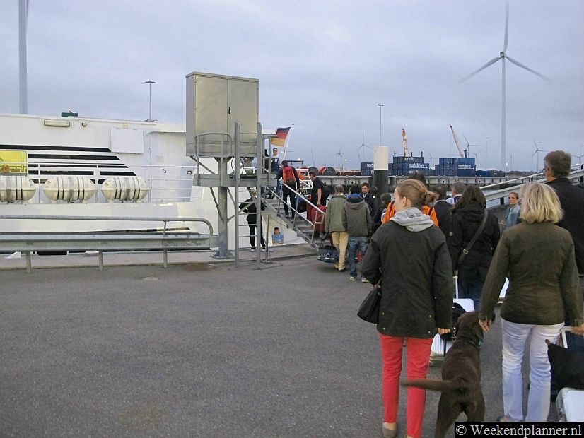 Instappen in Eemshaven op de snelle veerboot naar Borkum. De overtocht met deze boot duurt ongeveer 25 minuten.Tips: De veerboten naar het eiland Borkum.
