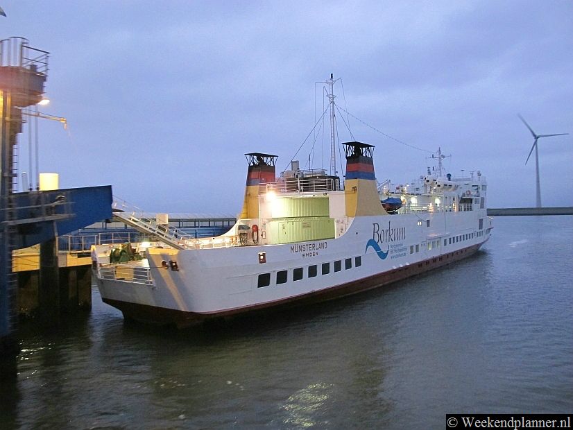 Het Waddeneiland Borkum ligt minder dan een uur varen van Eemshaven in Groningen. Op de foto zie je de autoveerboot maar er gaat ook een snelle boot.Tips: De veerboten naar het eiland Borkum.