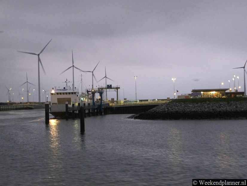 Dit is de veerhaven van Eemshaven, Groningen.  Rechts zie je de wachtruimte en het loket. Op de voorgrond de veerboot De Münsterland.