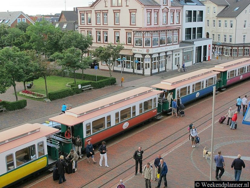 De aankomst van het treintje in het stadje Borkum. Bij het station zijn een aantal goede hotels. Het strand is maar 5 minuten lopen van het station. Op het station kun je ook fietsen huren en er zijn bussen.Foto's van de stad Borkum.