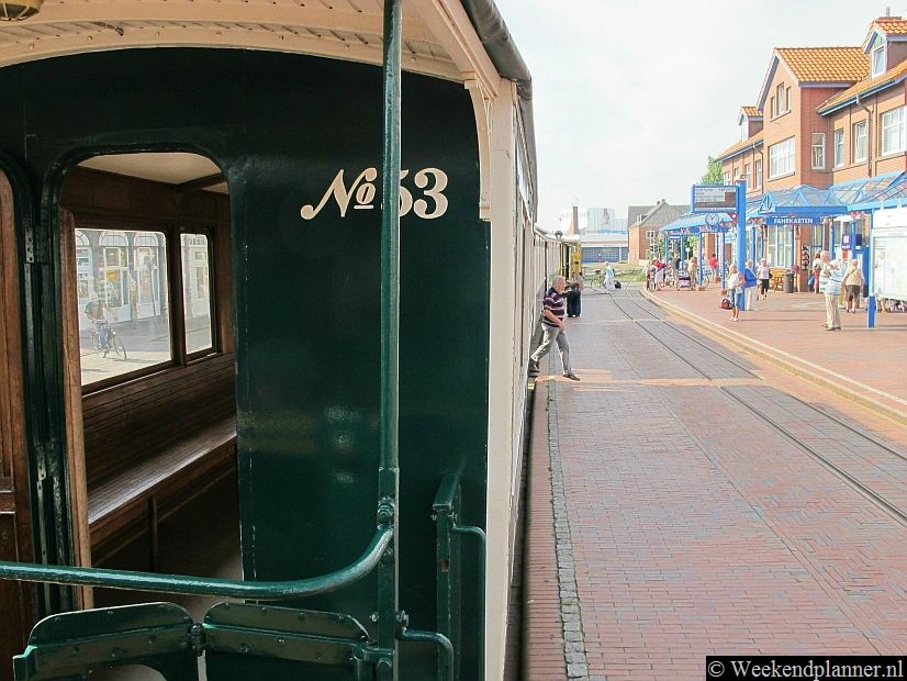 Het is een treintje met open wagons. Je kunt dus tussen twee treinstellen op een balkon staan.Foto's van de attracties van Borkum.