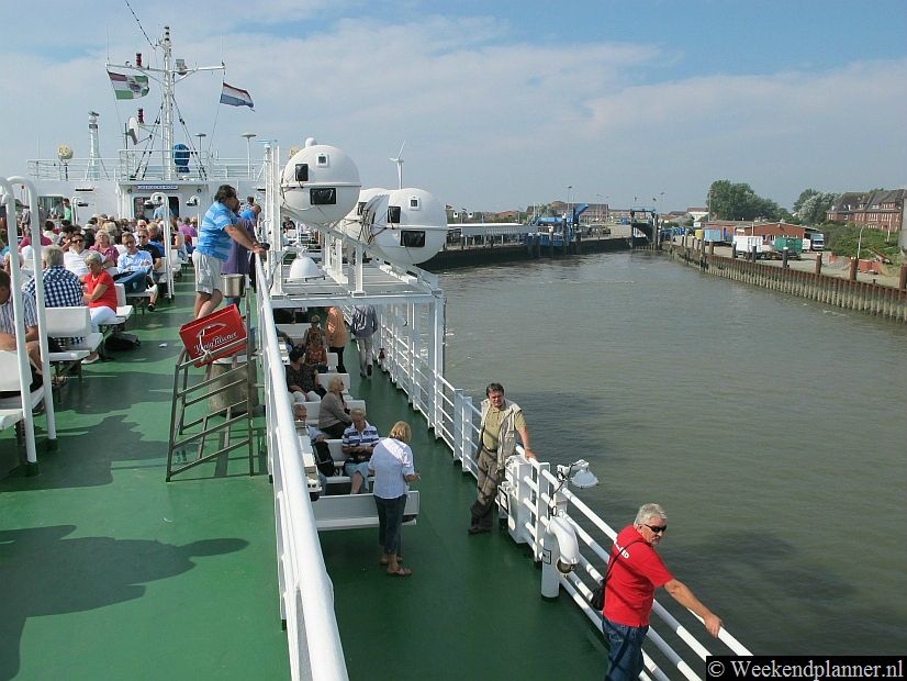 De haven van Borkum bezien vanaf de autoveerboot. Om naar het stadje Borkum te reizen staat er in de haven een leuk historisch treintje voor u klaar.  Je hoeft daarvoor geen apart kaartje te kopen.Tips: Een weekend naar Borkum.