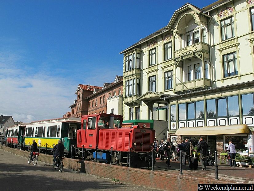 De trein van de haven komt aan op het station in het centrum van het stadje Borkum. Borkum is autovrij en door de stad rijden enkel bussen en het treintje.Tips: Vervoer op het eiland Borkum.