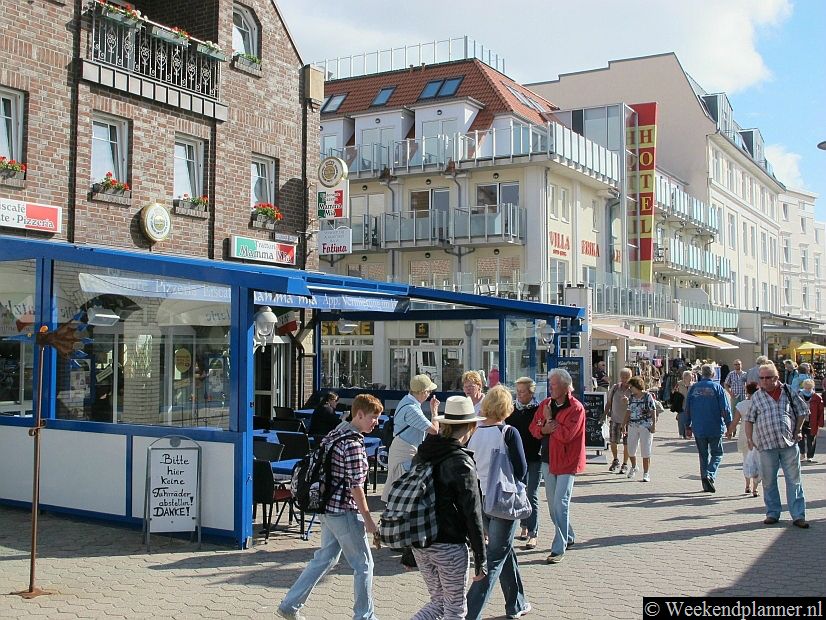 In de Bismarckstrasse zijn veel terrasjes. In de avond kun je hier goed eten. Er zijn zowel goedkope als wat meer luxe restaurants. Op Borkum kun je overigens goed vis eten.Tips: De attracties van het eiland Borkum.