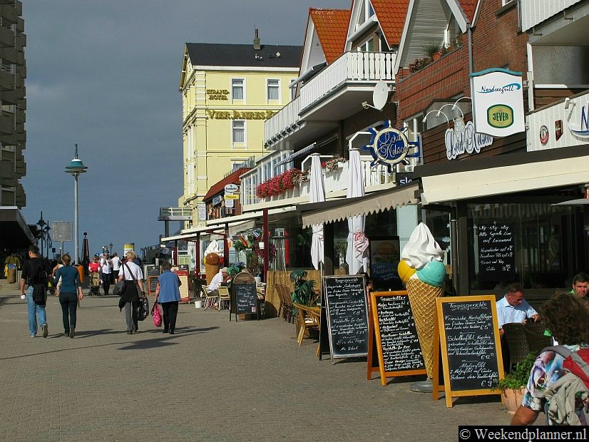 Vanaf het station in Borkum loop je in ongeveer 10 minuten door de Bismarckstrasse naar het strand. Het is een typische badweg met veel restaurants, hotels en terrasjes.Foto's van de attracties van Borkum.