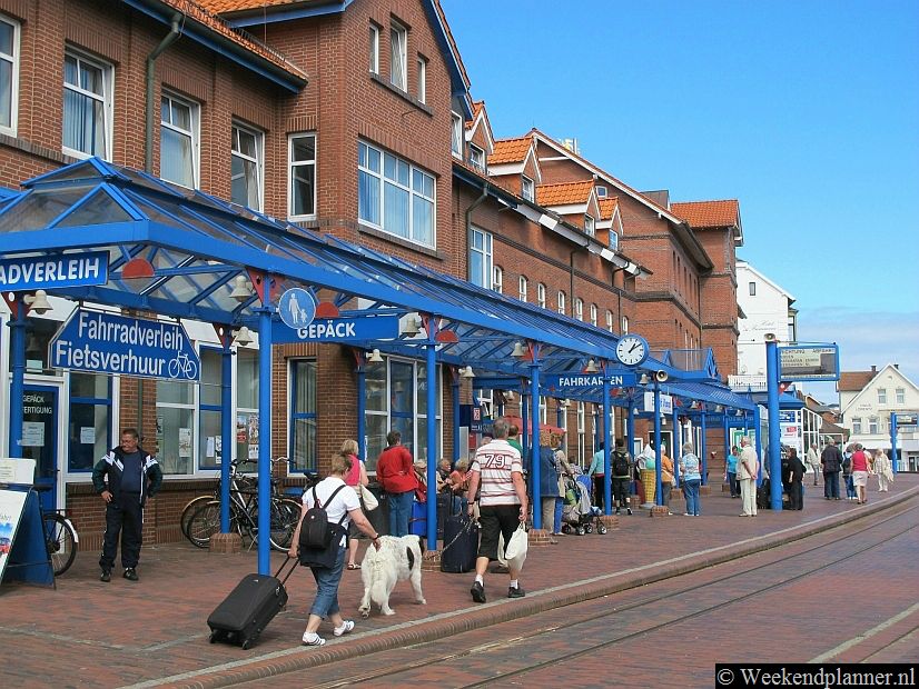 Op het station kun je fietsen huren en er is een toeristenbureau.Tips: De attracties van het eiland Borkum.