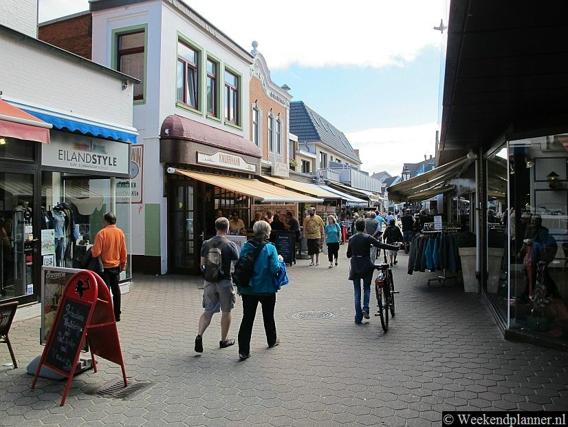 Stel je van winkelen in het weekend op Borkum niet teveel voor. Op zaterdagmiddag en zondag zijn bijna alle winkels dicht. Alleen in de Bismarckstrasse heb je rond de middag nog kans op een niet gesloten winkel. De restaurants, hotels en cafés zijn wel op zondag open.Tips: Een weekend naar Borkum.