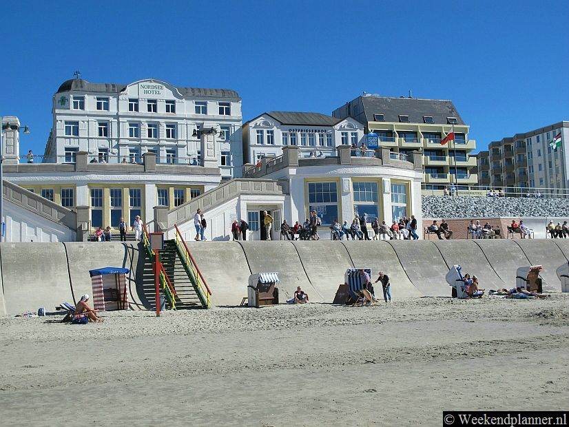 Op het Waddeneiland Borkum is maar één stad. Het kleine stadje ligt op het westelijke deel van het eiland aan zee.  Het stadje Borkum heeft veel restaurants, cafés en hotels. Tips: Een weekend naar Borkum.