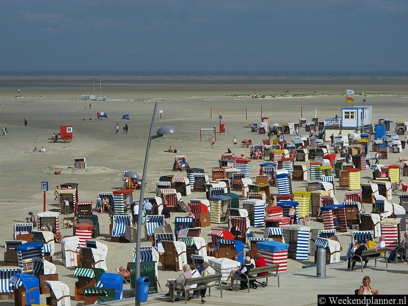 De strandstoelen die je op Borkum ziet  zijn typisch voor de Duitse Waddeneilanden. Je kunt deze stoelen huren bij stalletjes langs de boulevard.