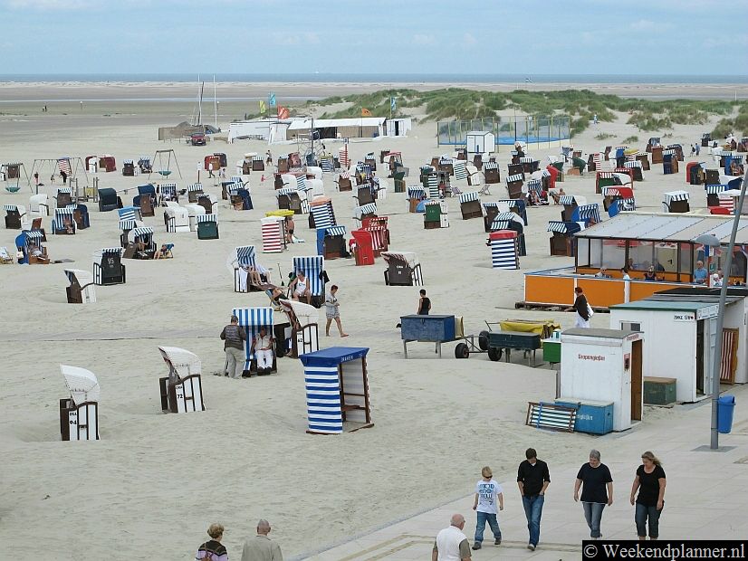 De felgekleurde strandstoelen zijn een mooi gezicht. Als je iets verder van de stad Borkum gaat zul je overigens het strand voor jezelf hebben.Foto's van de attracties van de stad Borkum.