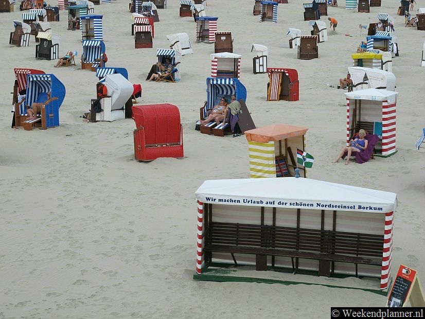 Het brede strand en de schone zee zijn uiteraard de grootste attracties van het eiland Borkum. Het is een typisch Duits strand met kleurrijke strandstoelen die je bij kiosken op het strand kunt huren.Tips: Het strand van Borkum.