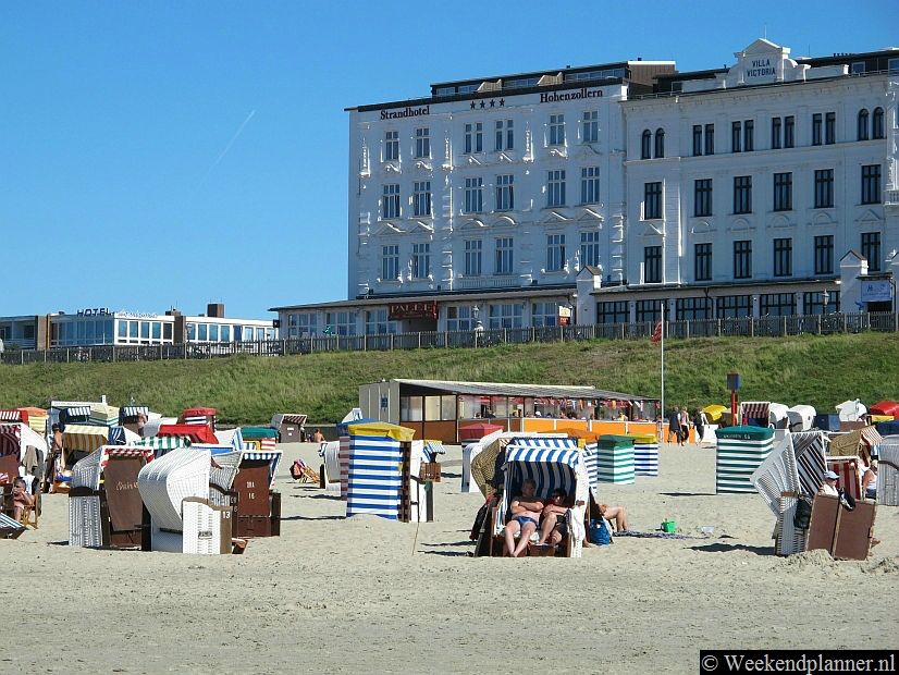 Langs het strand van het stadje op Borkum zijn veel strandhotels.Tips: De hotels en vakantiehuizen op Borkum.